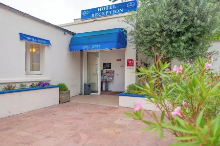 Grand Hotel Sénia - Paris Orly Airport Отели рядом с достопримечательностью «Fresque Leo Ferre»