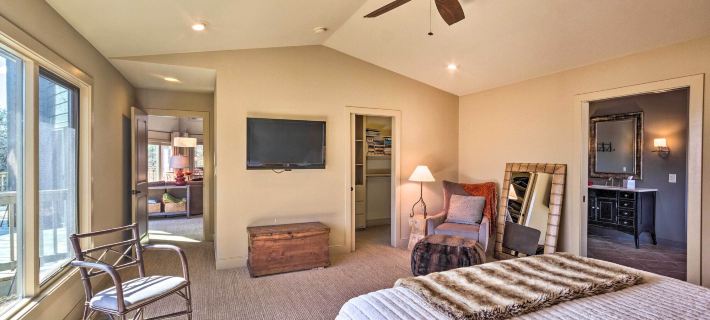 Luxe Rumbling Bald Home w/ Deck & Mountain View Hotels in Rutherford County