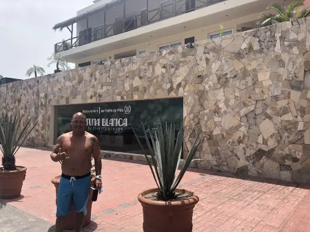 Perfect surfer getaway and family friendly beachfront condo