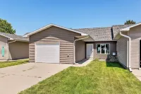 Elwood Townhome w/ Patio - 7 Mi to Johnson Lake - Апартаменты