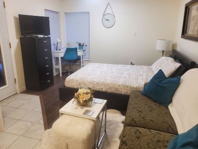 Cozy little all private one bedroom and den that accommodates 4 people