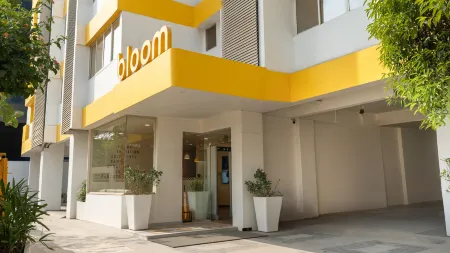 Bloom Hotel Balewadi Отели рядом с достопримечательностью «оз. Пашен»