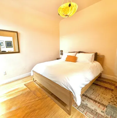 Relaxing Home with Sweeping Views, Chef's Kitchen and Hot Tub in Center of SF Hotels near Little Puffer Station