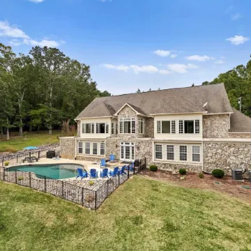 Whitetail Cove by AvantStay Lakefront w Pool Private Dock Sleeps 20