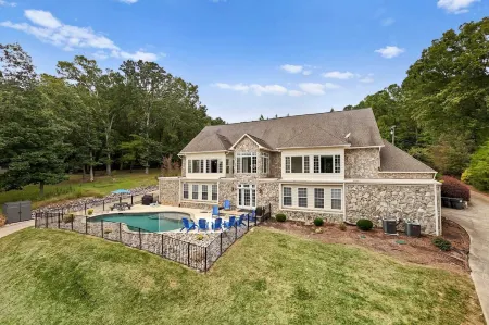 Whitetail Cove by AvantStay Lakefront w Pool Private Dock Sleeps 20