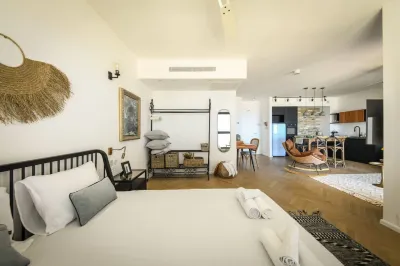 Serene Studio Apt w Balcony Overlooking the Sea Hotel di 