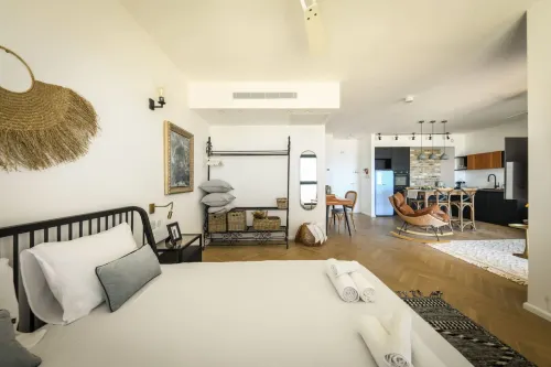 Serene Studio Apt w Balcony Overlooking the Sea