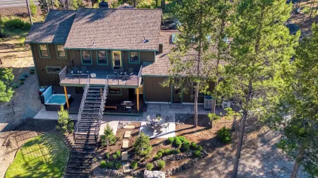 Spring River Retreat Waterfront Luxury w Hot Tub Game Room Near Bend Отели в г. Три Риверс