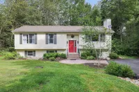 Pool/Lake ~ Poconos ~ Spacious 5Br 3Bath House ~ Fire Pit ~ Hot Tub ~ Game Room