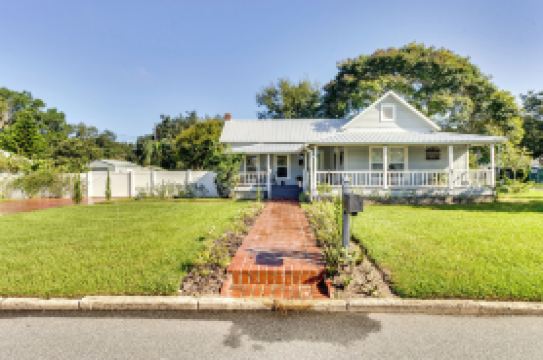 Fire Pit & Yard: Updated Winter Garden Home!