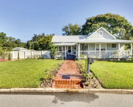 Fire Pit & Yard: Updated Winter Garden Home! Hotels in Winter Garden