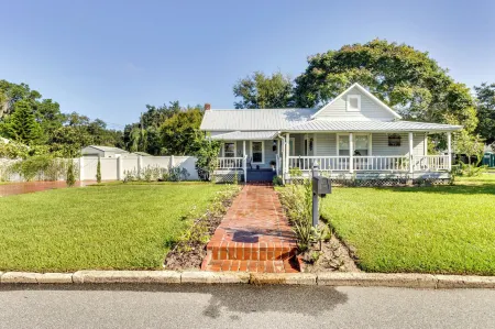 Fire Pit & Yard: Updated Winter Garden Home! Отели в г. Окои