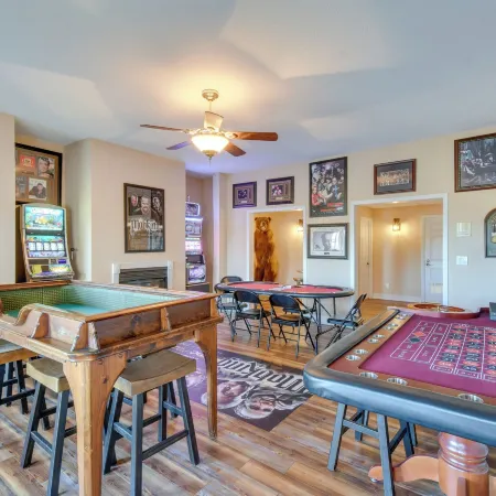 Hot Tub, Arcade & Casino! Blue Ridge Mtn Mansion