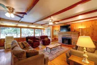 Cozy Cabin on 1 Acre in Premier Pine Neighborhood - Homestays