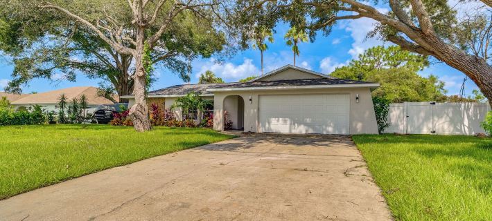 Lakefront Home with Heated Pool, Near Disney Ξενοδοχεία στην πόλη Spring Hill