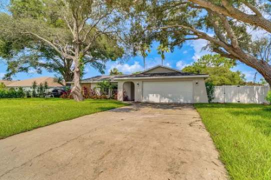 Lakefront Home with Heated Pool, Near Disney Hotels in Spring Hill