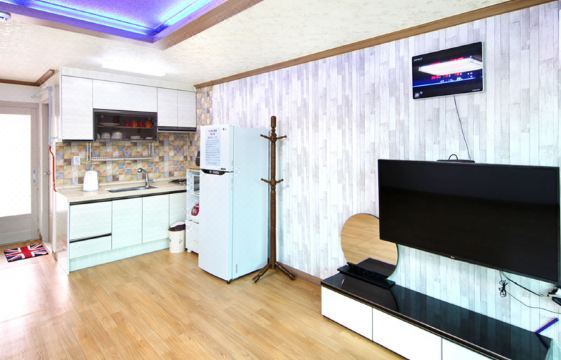 우리바다민박의 따뜻한 느낌의 외부 전경