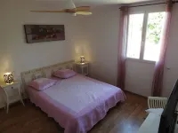 Upscale villa near UZES, private swimming pool, enclosed grounds, Wifi. Hotels in Collias