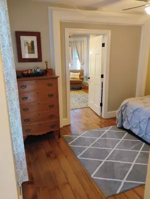 Charming 1-bedroom Rekindled  Farmhouse Historic Sugar Loaf, NY Các khách sạn ở Chester