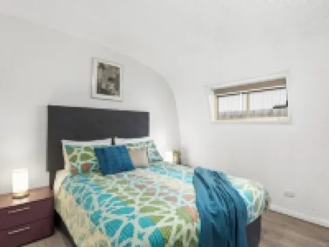 Chill at the Igloo cottage - 100m walk to beach 波塔靈頓酒店