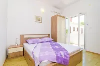 Rooms & Apartments Barišić فنادق في Mlini