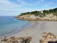 Cottage in the heart of the village of Kerascoët. Hotels in Nevez