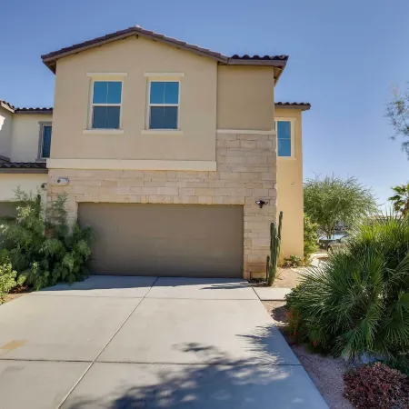 Lakefront Indio Villa Private Pool and on-Site Golf