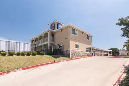 Motel 6 Azle, TX Отели в г. Брайр