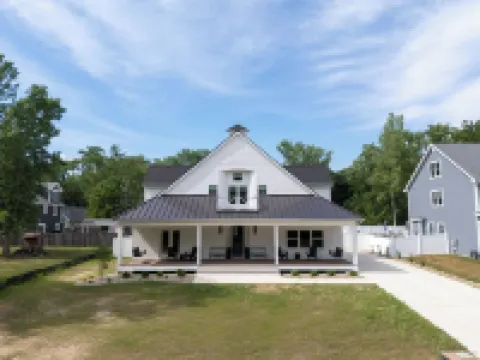 New! Private Salt Water Pool, Hot Tub, 6 Bed, 6Bath, Game Room, 1 Block to Beach