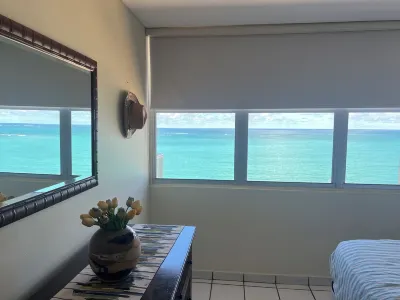 Breathtaking Ocean view 14th floor condo, 10 minutes from the airport