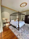 Large High End Historic Dtn Suite. 1 bed+sofabed