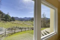 Close to DT Asheville and Cozy Amenities - Charming Sanctuary