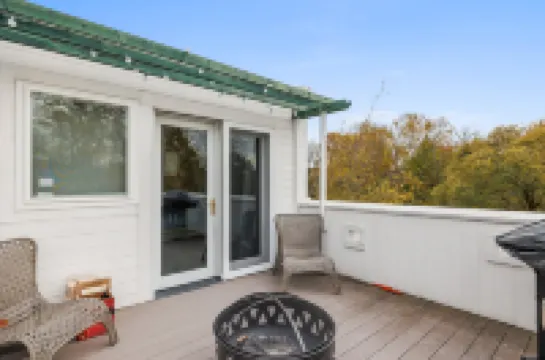 Tranquil Getaway with Scenic Trails - Bright Airy Retreat