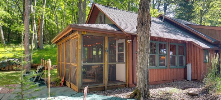 Dock & Beach Access: Duplex Lake Cabin! Hotels in St. Germain
