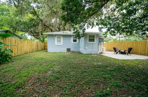 Comfortable Kitchen and Proximity to Attractions - Stylish Cozy Retreat Hotel di Greater Carrollwood