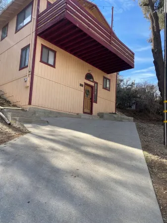 3-bedroom house in Peaceful Frazier Park with AC, WiFi Отели рядом с достопримечательностью «Ridge Route Communities Historical Society and Museum»