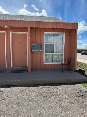 Remodeled two queen bed unit 11 studio with AC, Heat and fast WiFi in Fillmore Hotels in Fillmore