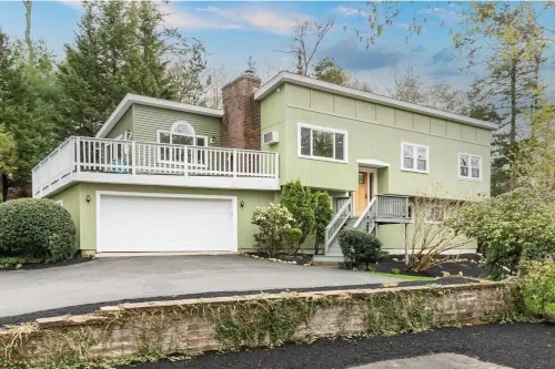 Singing Beach Passes|Outdoor fireplace|Wraparound Deck|King Bed Hotels in Manchester-by-the-Sea