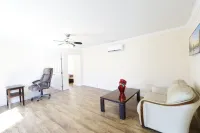 Contemporary remodeled and fully furnished Các khách sạn ở Northridge