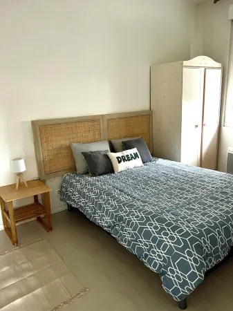 Large, well-located T3 with 2 bathrooms Отели в г. Санс