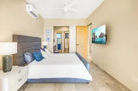 Penthouse w/ Private Jacuzzi, Ocean Views, Pool, Gym & Co-working Area