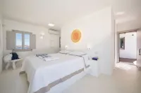 Cozy private villa to the west of the island a few meters from the sea