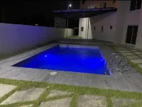 Chic Apt with Pool near Nightlife & Supermarkets Hoteles en 