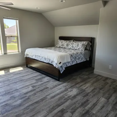 Charming 825 square foot Studio Loft apartment in Kimberly with WiFi, AC Hotels near Hansen Bridge