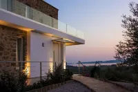 Traumvilla mit Blick auf die Bucht von Navarino - 5 min zum Strand und Golfplatz Hotels in Pylos