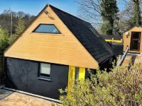 Chy Glynn. Luxury lodge with hot tub and views.