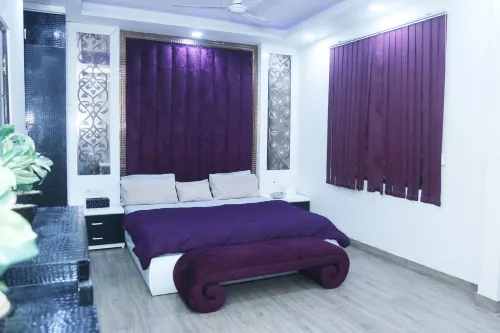 Private one bedroom apartment- 5 min walk to Rani Bagh market