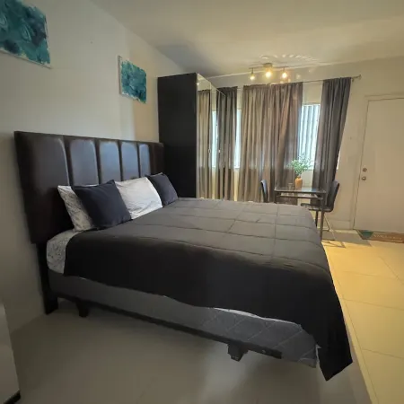 Nice studio with AC in Hallandale Beach Отели в г. Халландейл Бич