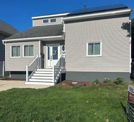 Beautiful Modern Beach House, across from Golf Course, Spacious Backyard