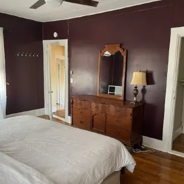 4-Bdrm 3 bath house in Grafton with large patio, WiFi and very walkable. Fun!!!